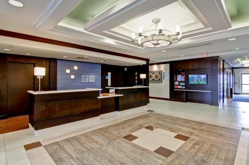 滑铁卢Holiday Inn Express Hotel & Suites Waterloo - St. Jacobs Area, an IHG Hotel的酒店大堂,设有前台