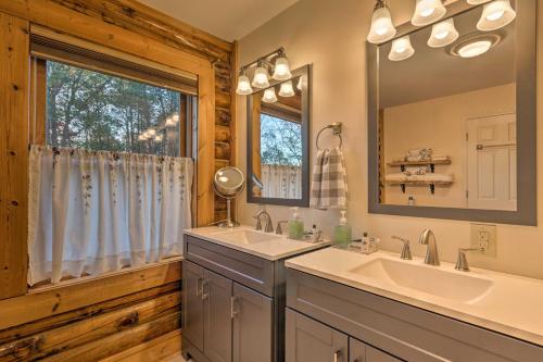 特拉弗勒斯雷斯特Finns Cabin - Blue Ridge Mountain Retreat!的一间带水槽和大镜子的浴室