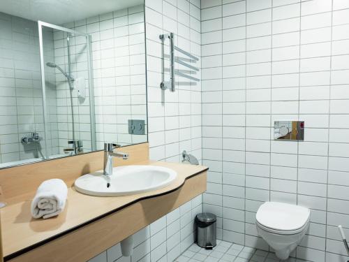 克莱佩达Zaliasis slenis - Self check-in hotel的一间带水槽和卫生间的浴室