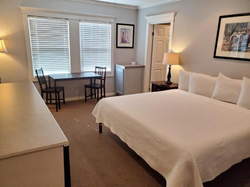 圣地亚哥科罗纳多旅馆的卧室配有一张床和一张桌子及椅子