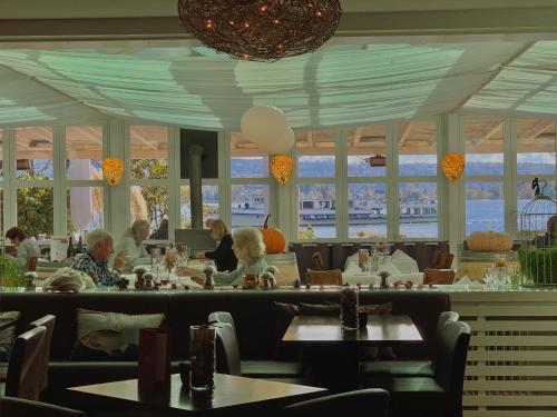 拉诺伊韦维尔让 - 雅克·卢梭酒店的一群人坐在餐厅里,餐桌