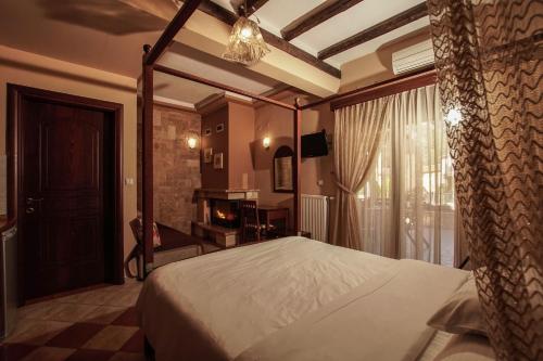 卡托劳塔翁卡里尼库斯旅馆的一间卧室,卧室内配有一张天蓬床