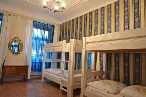 海德堡乐天背包客旅舍的一间卧室配有两张双层床和镜子