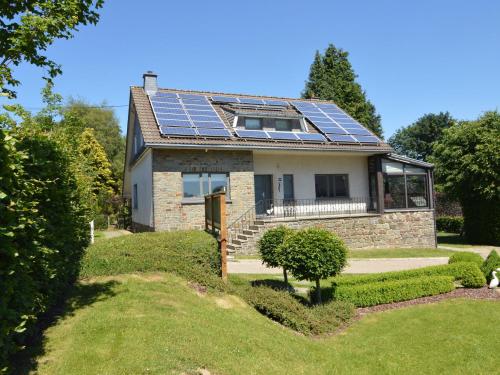 ElsenbornLuxurious Holiday Home with Sauna in B tgenbach的屋顶上设有太阳能电池板的房子