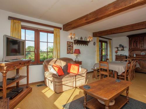 斯塔沃洛Friendly and rustic family home with fireplace的客厅配有沙发和桌子