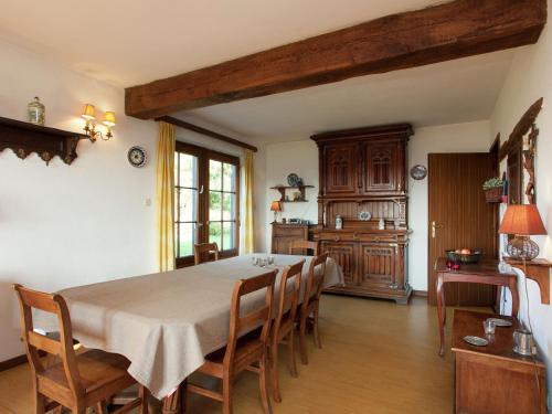 斯塔沃洛Friendly and rustic family home with fireplace的一间带桌子和椅子的用餐室