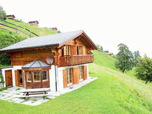 莱斯克伦斯Chalet in H r mence with Sauna Ski Whirlpool的草山上的小木房子