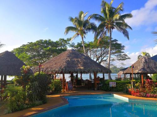 维拉港泻湖上的罂粟酒店的一个带游泳池和棕榈树的度假村