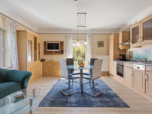 京斯特Elegant apartment with garden in Gingst的厨房以及带桌椅的用餐室。