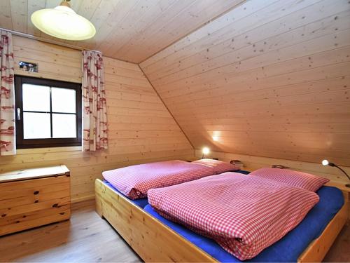 黑林山区圣格奥尔根Converted old mill in St Georgen inBlack Forest的小木屋内一间卧室,配有两张床