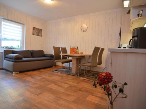 梅德巴赫Modern holiday home idyllic setting with terrace的客厅配有沙发和桌子