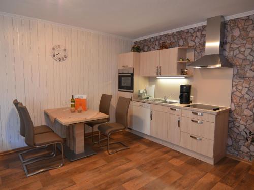 梅德巴赫Modern holiday home idyllic setting with terrace的带桌椅的厨房和带水槽的厨房