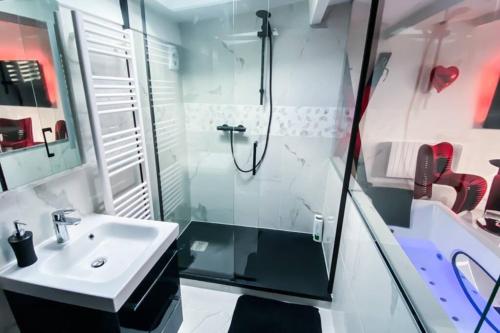 奥尔日河畔布雷蒂尼SECRET SUITE "Mr Grey" - Jacuzzi privatif - Gare RER C - Proche Paris的白色的浴室设有水槽和淋浴。