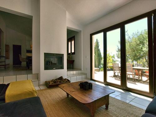 赛阿隆加Belvilla by OYO Villa Aurora的带沙发和咖啡桌的客厅