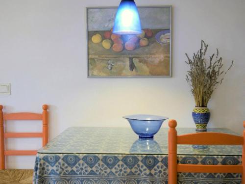 隆达卡萨坎德拉度假屋的一张桌子,上面有蓝色的桌布和墙上的画