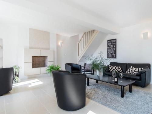 博蒙昂韦龙韦龙地区博蒙度假屋的客厅配有黑色家具和桌子