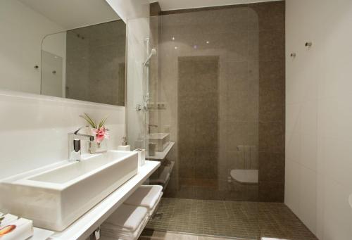 巴塞罗那泰莎宜居公寓的白色的浴室设有水槽和淋浴。