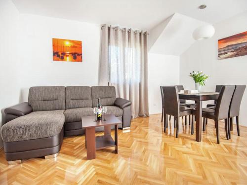 杜布罗夫尼克Luxury apartment with private balcony的客厅配有沙发和桌子