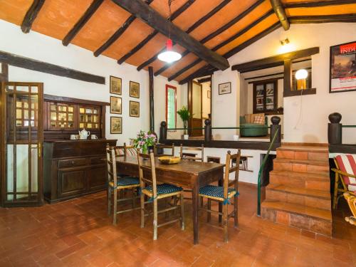 圣马尔切洛皮斯托耶塞Belvilla by OYO Due Camini的一间带木桌和椅子的用餐室