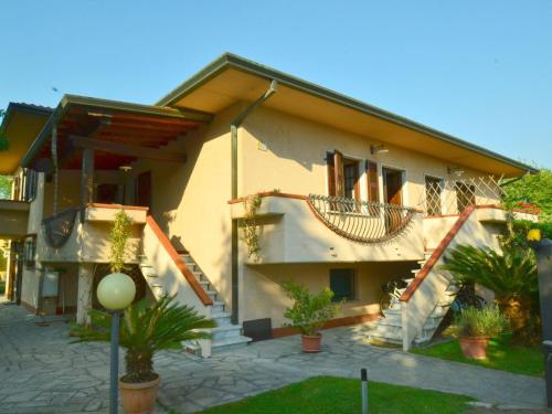 马里纳迪马萨Belvilla by OYO Serena的前面有楼梯和盆栽植物的房子