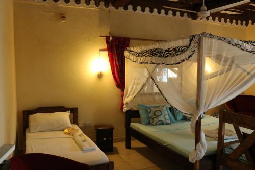 蒙巴萨Room in Guest room - A wonderful Beach property in Diani Beach Kenya的一间卧室,配有两张床