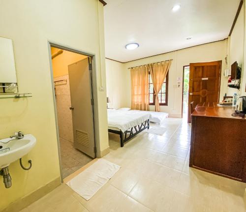 锡春ศศิธารา การ์เด้นท์的浴室设有一间卧室,配有一张床和一个水槽