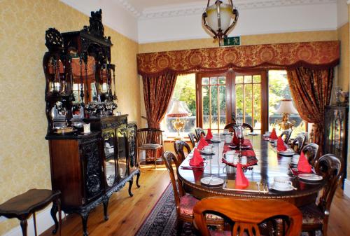 特里姆海菲尔德旅馆的一间带大桌子和椅子的用餐室
