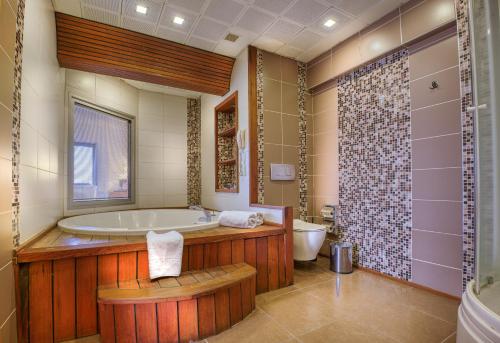 伊兹密尔科纳克贝斯特韦斯特酒店的带浴缸、卫生间和盥洗盆的浴室