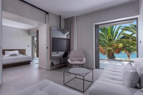 派尔季卡LaLiBay Resort & Spa - Adults Only的带沙发和大窗户的客厅