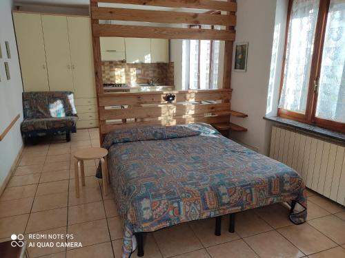 费内斯特雷莱原住拉瑞纳公寓的一间卧室配有一张床和一把椅子