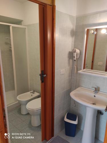 费内斯特雷莱原住拉瑞纳公寓的一间带卫生间和水槽的浴室