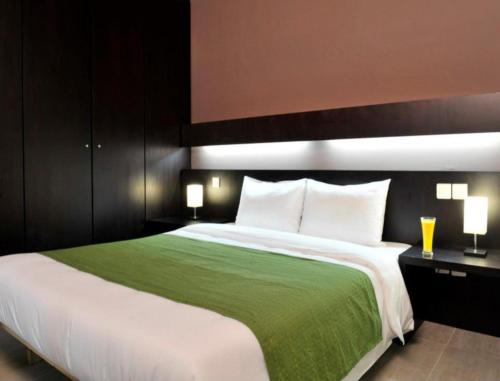 ONOMO Hotel Libreville客房内的一张或多张床位