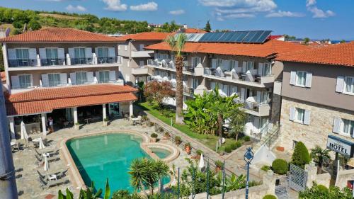 卡尼奥提萨兰提斯酒店的享有酒店空中美景,设有游泳池