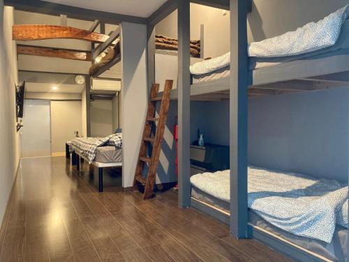 MakishimachiFamily Room Okinawa的客房设有三张双层床和梯子