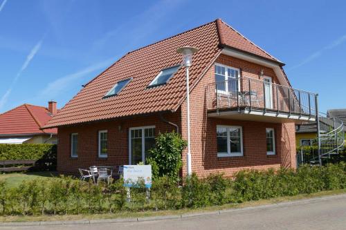 巴贝Haus am Deich Feriendomizil mit Balkon的红砖房子设有阳台和甲板