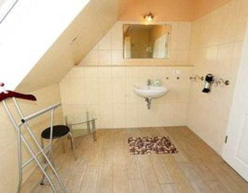 巴贝Haus am Deich Feriendomizil mit Balkon的阁楼浴室设有水槽和水槽。