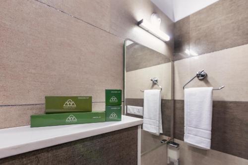 蒙纳Pleasant Hill Resort的浴室设有2个位于柜台和镜子的箱子