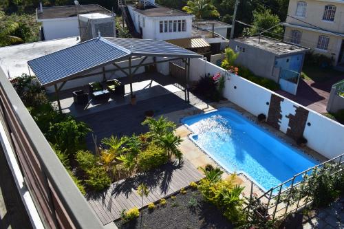 格兰贝伊Le Binome的游泳池和屋顶的顶部景色