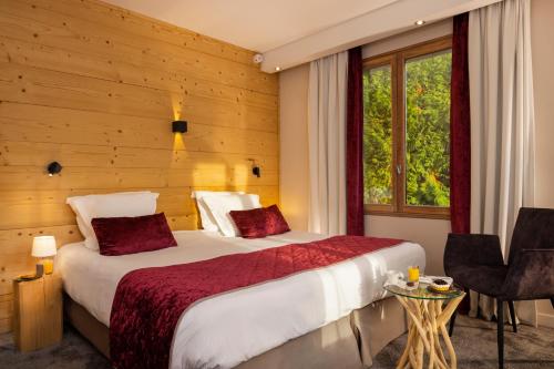 塔卢瓦尔格里龙斯酒店的酒店客房设有两张床和窗户。