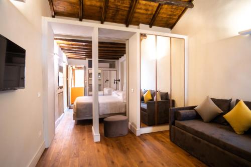 罗马Smeraldo Townhouse的客厅配有床和沙发