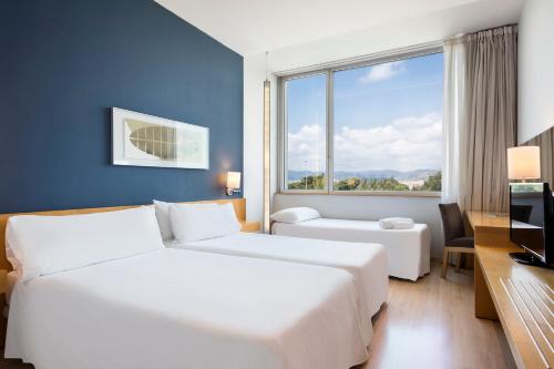 埃普拉特约布里加Hotel Barcelona Aeropuerto, affiliated by Meliá的酒店客房设有两张床和窗户。
