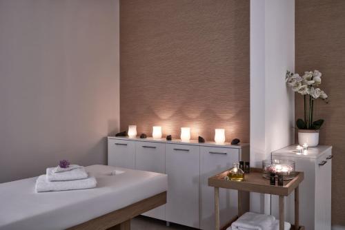 伊西翁100 Rizes Seaside Resort- Small Luxury Hotels of the World的浴室设有白色浴缸及蜡烛