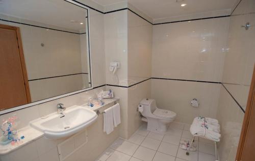 马赫迪耶Hotel Nour Palace Resort & Thalasso Mahdia的白色的浴室设有水槽和卫生间。
