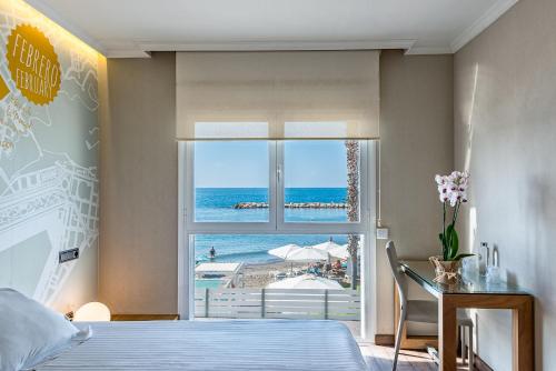 马拉加拉查克拉酒店的一间卧室设有海景窗户