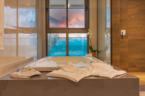若昂佩索阿Oceana Atlântico Hotel的带浴缸和窗户的浴室
