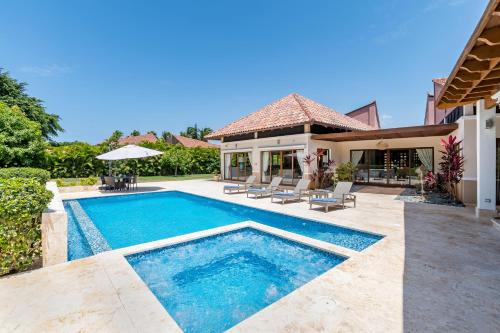 拉罗马纳Stunning Villa with Private Pool and Jacuzzi in Casa de Campo的一座房子后院的游泳池