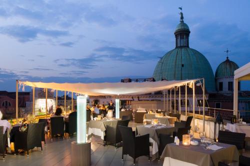 威尼斯卡尔顿大运河酒店的建筑屋顶上的餐馆