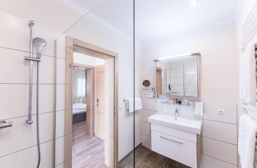 沃尔特湖畔佩莎赫Hotel Garni ELISABETH的白色的浴室设有水槽和镜子