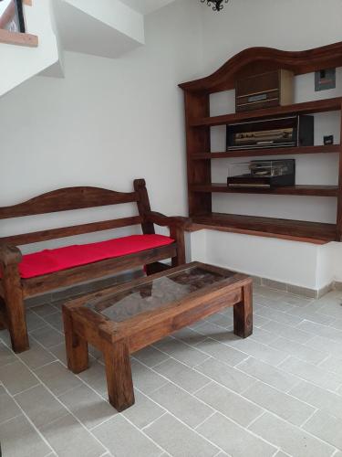 塔斯科·德·阿拉尔孔波萨达圣哈维尔酒店的客房设有2张木制长椅和咖啡桌