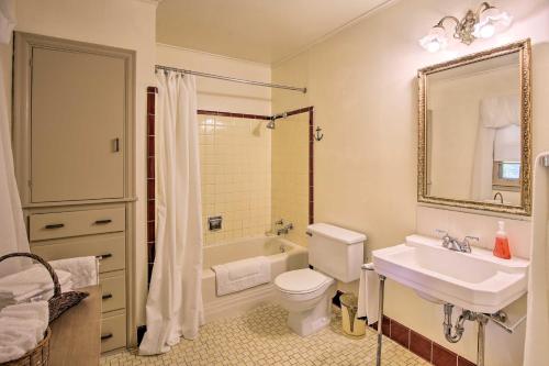 塔尔萨Ranch-Style Cottage - 2 Miles to Philbrook Museum!的浴室配有盥洗盆、卫生间和浴缸。